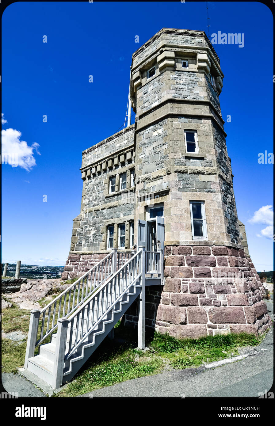 Geradlinige Weitwinkel Blick auf Zugang zum radio-Kommunikation Turm, Signal Hill, St. John's, Neufundland. Stockfoto