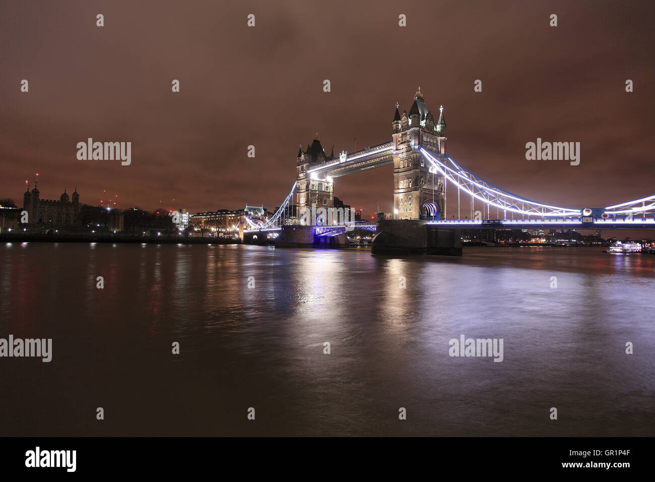 Tower Bridge & Tower of London bei Nacht Stockfoto