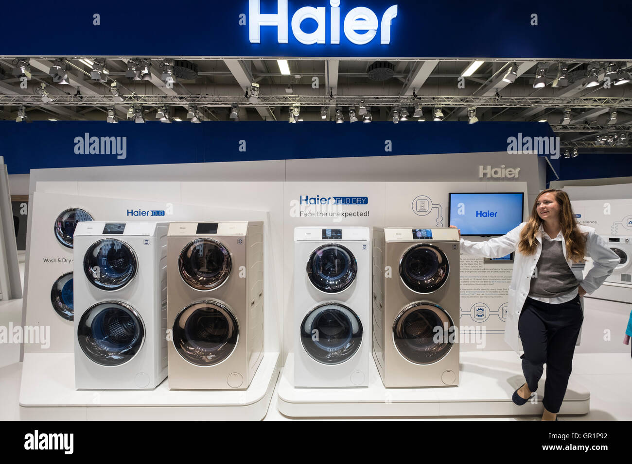 Neue Twin-Waschmaschine und Trockner von Haier auf 2016 IFA (Internationale Funkausstellung Berlin), Berlin, Deutschland Stockfoto