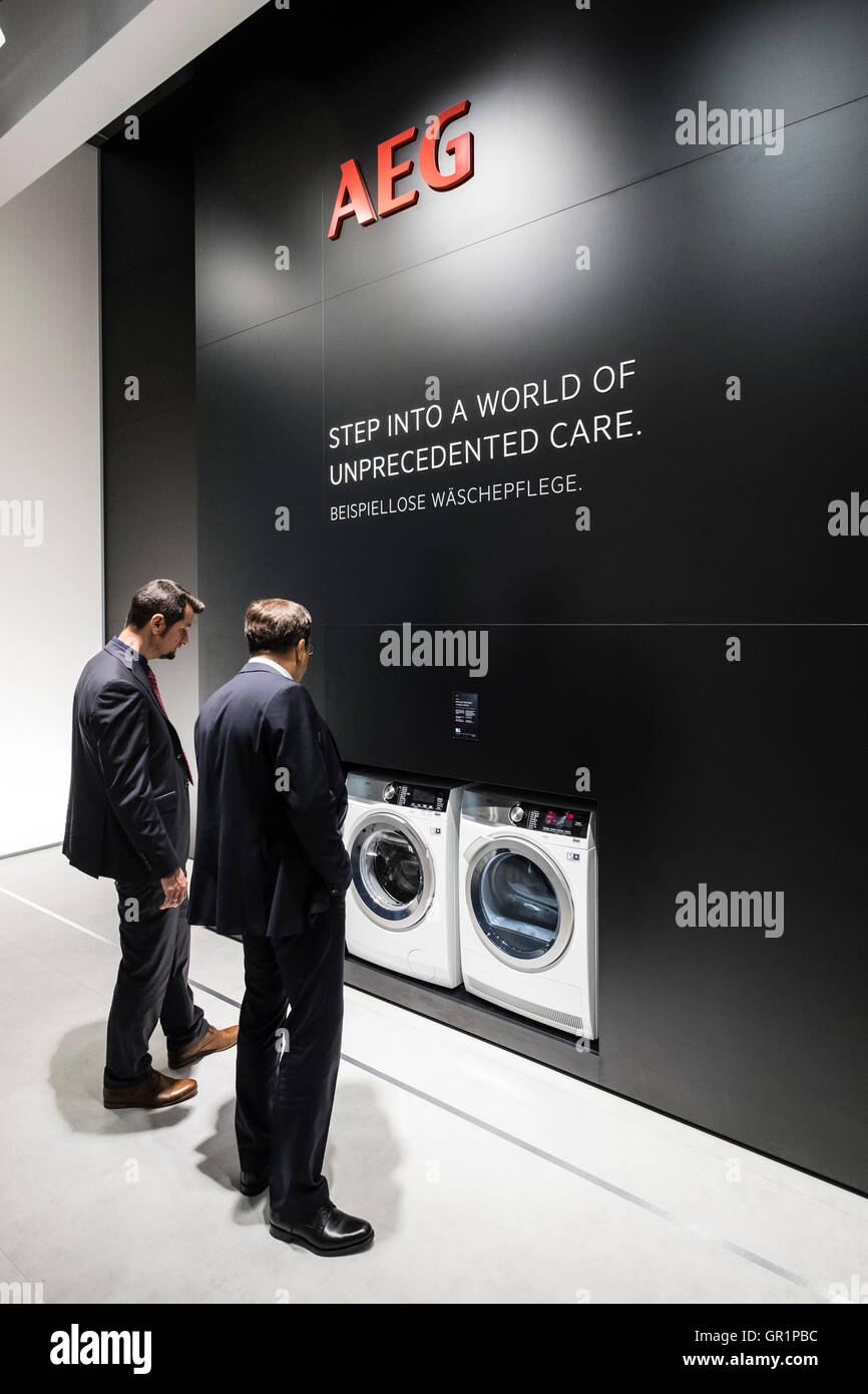 Männer auf der Suche auf neue AEG Waschmaschinen auf 2016 IFA  (Internationale Funkausstellung Berlin), Berlin, Deutschland  Stockfotografie - Alamy