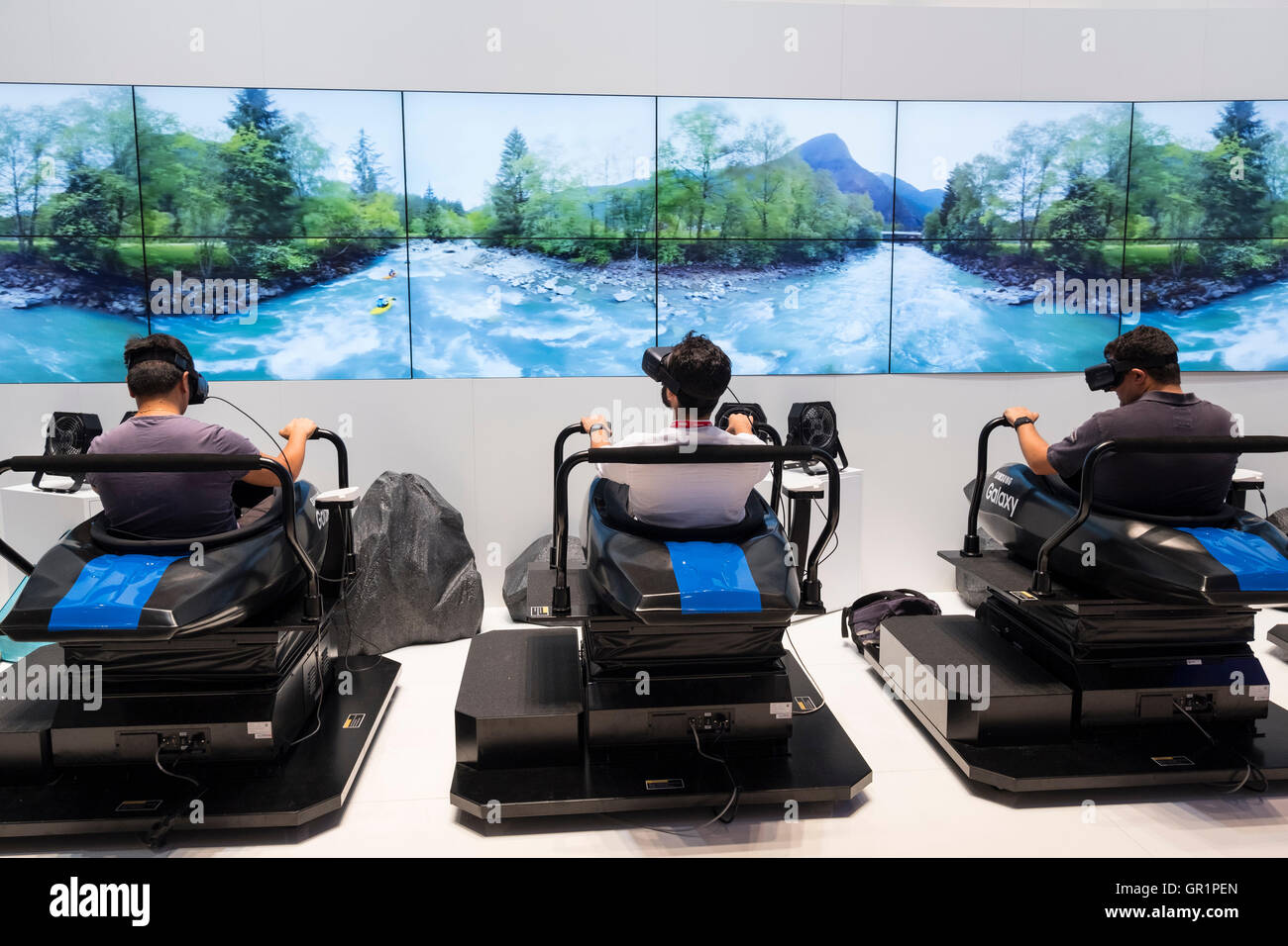 Samsung, stehen virtuelle Realität 3D Fahrten bei Samsung auf 2016 IFA (Internationale Funkausstellung Berlin), Berlin, Deutschland Stockfoto