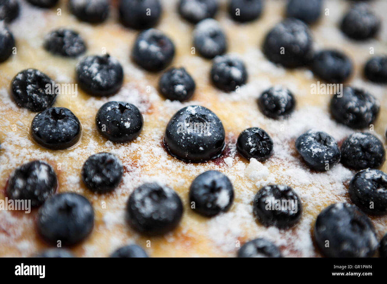 Makroaufnahme einer Heidelbeere Beeren auf home gebackene Torte. Nahaufnahme von süßem Gebäck Stockfoto