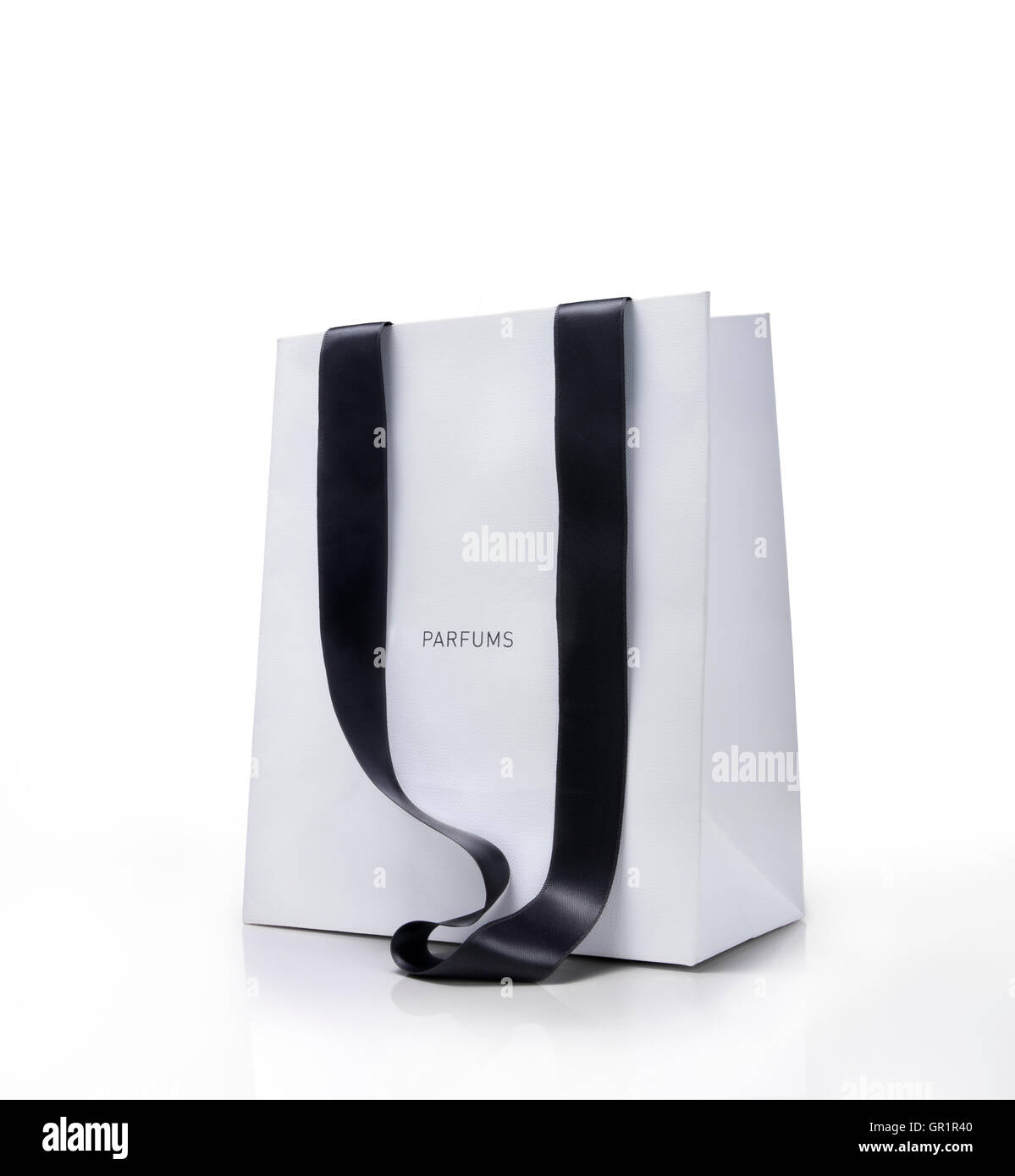 Weiße Einkaufstasche mit schwarzen Griffen. Parfums-Konzept. Clipping-Pfad nur auf Tasche. Stockfoto