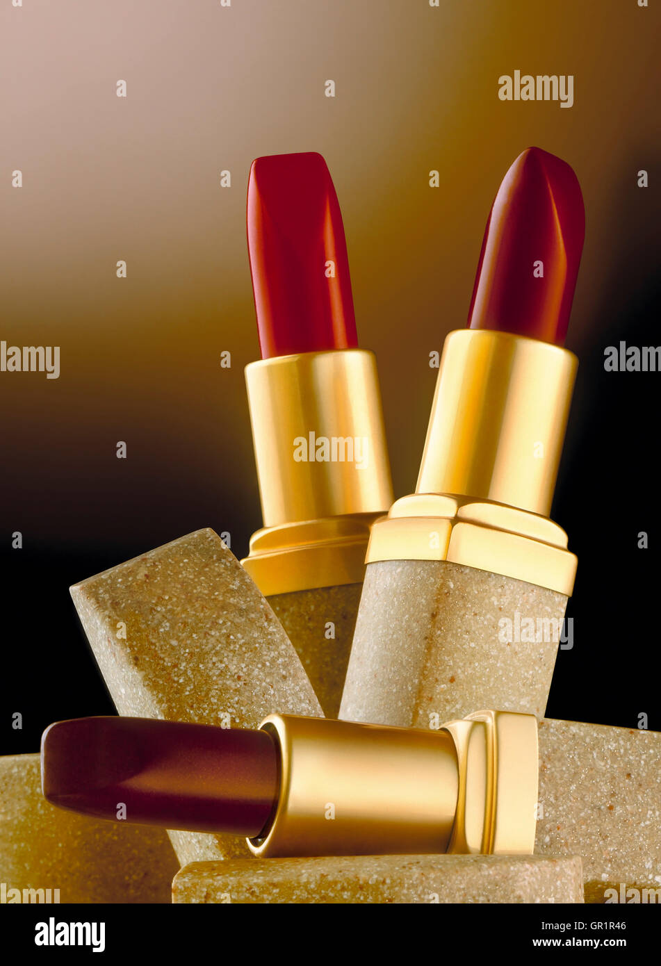 Drei Lippenstifte in glamourösen Anordnung. Stockfoto