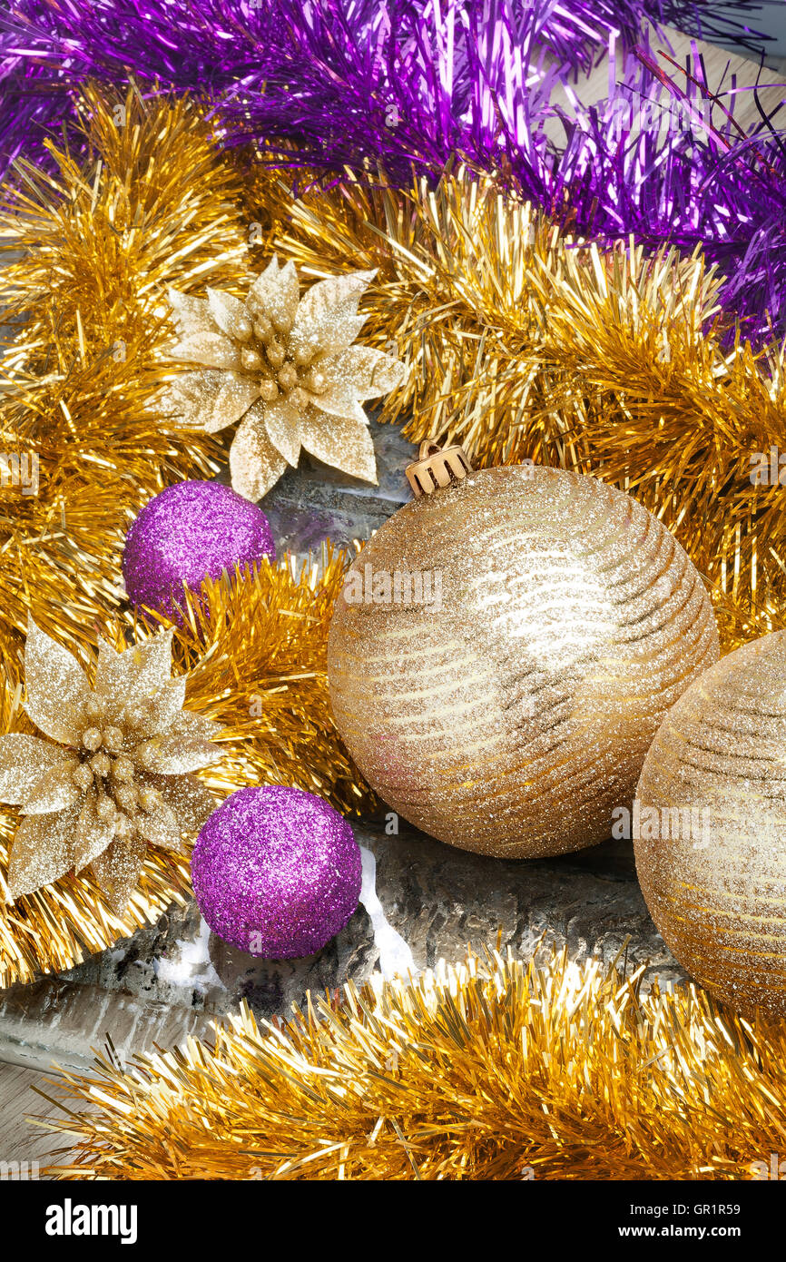 Bunte und lebendige Weihnachtsarrangement. Close Up Ansicht von goldenes von Weihnachtskugeln mit Pailletten und dekorativen Bändern. Stockfoto