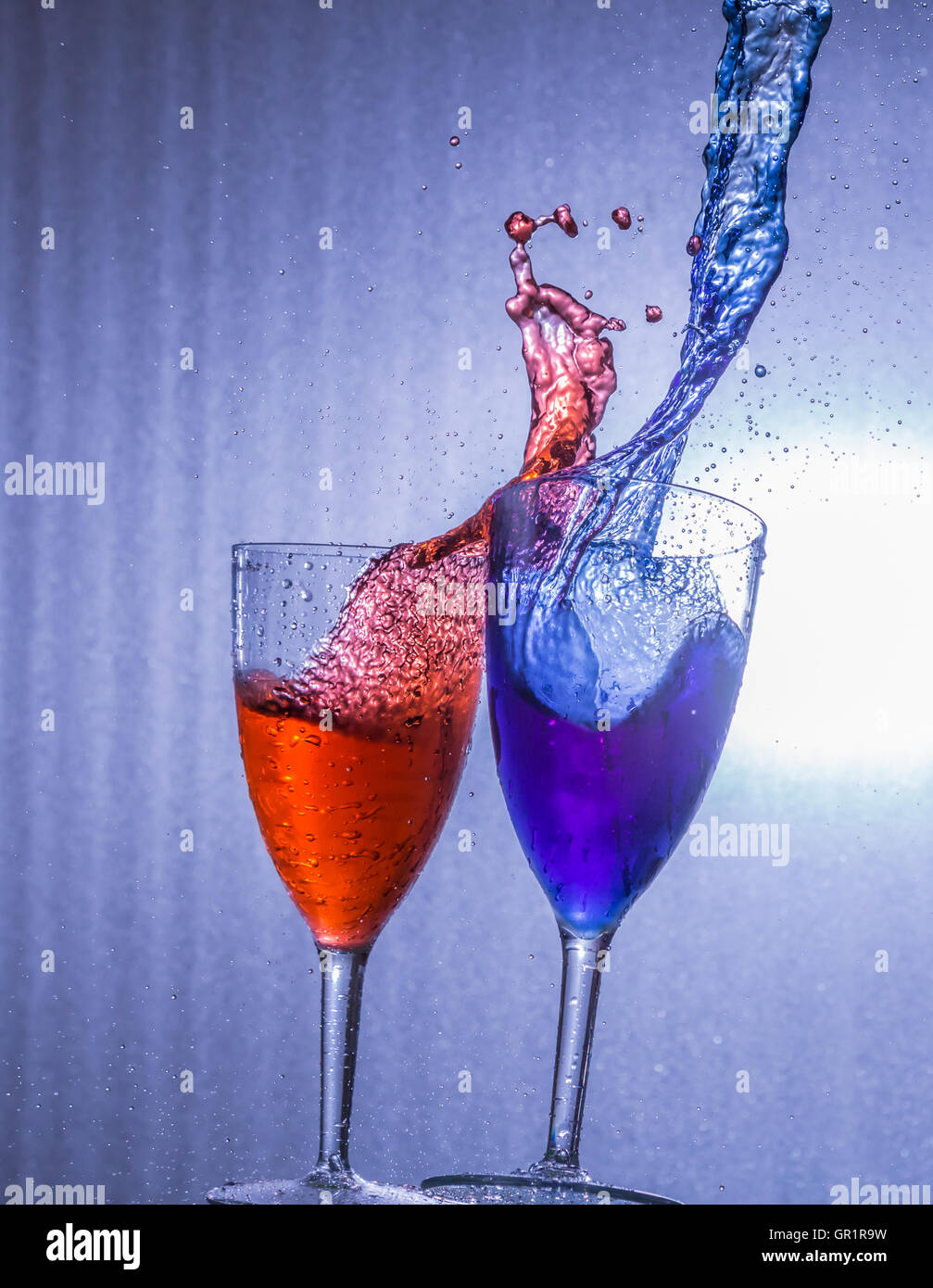 Weingläser Absturz Stockfoto