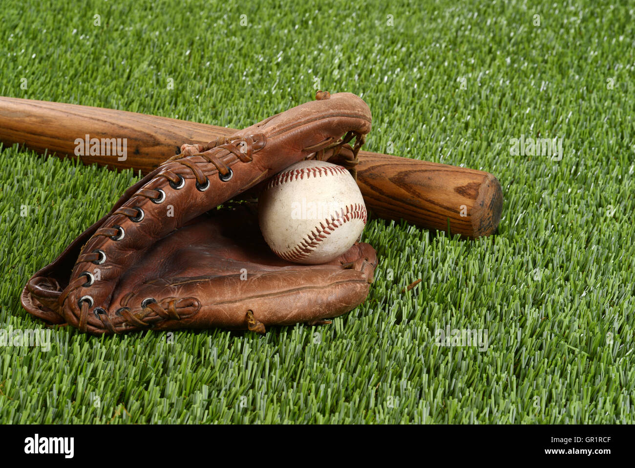 Baseballschläger mit Handschuh und ball Stockfoto