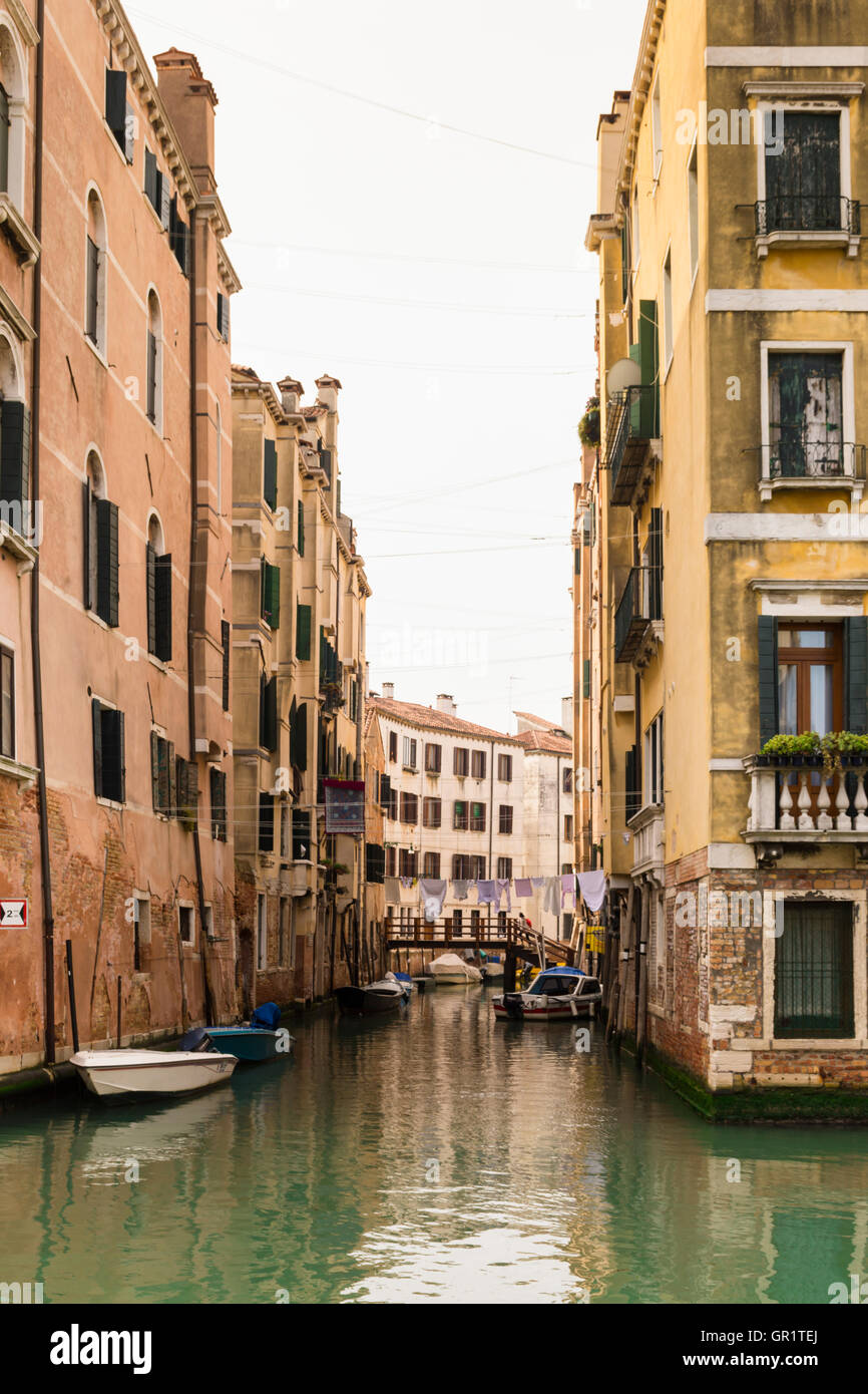 Eine Venedig-Kanal mit angedockten Boot und hängende Kleidung. Venedig, Italien, Europa Stockfoto