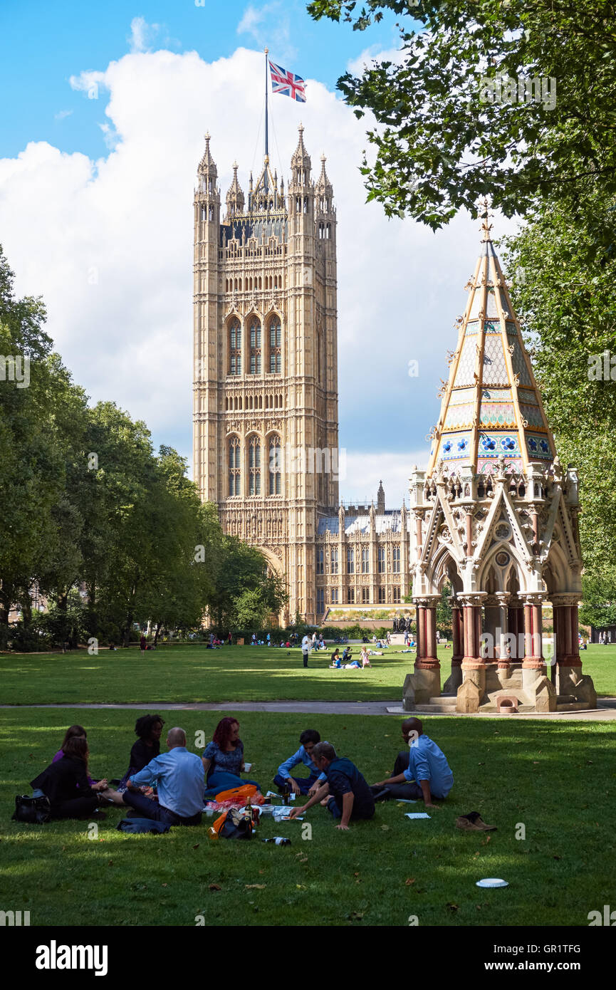 Victoria Tower Gardens und der Victoria Tower in der Palace of Westminster, London England Vereinigtes Königreich UK Stockfoto