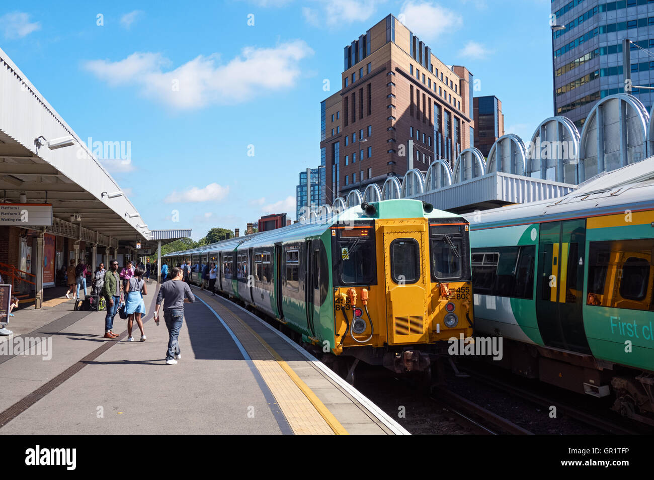 Zwei südlichen Züge am Bahnhof West Croydon, London England Vereinigtes Königreich UK Stockfoto