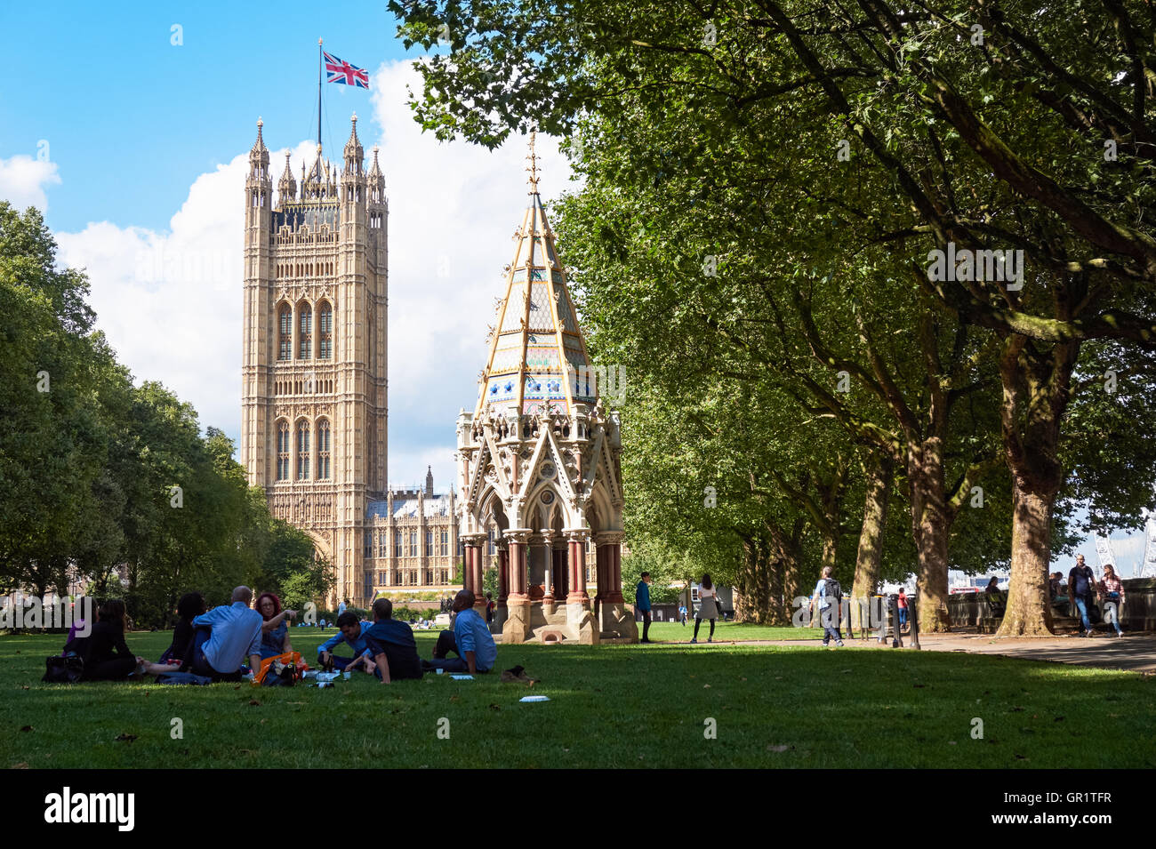 Victoria Tower Gardens und der Victoria Tower in der Palace of Westminster, London England Vereinigtes Königreich UK Stockfoto