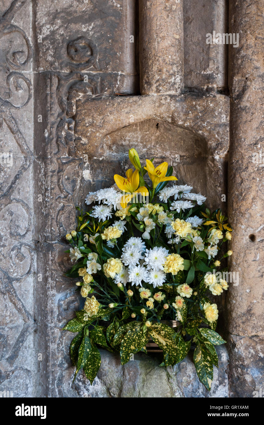 Blumen in Nische, Malmesbury Abbey Stockfoto