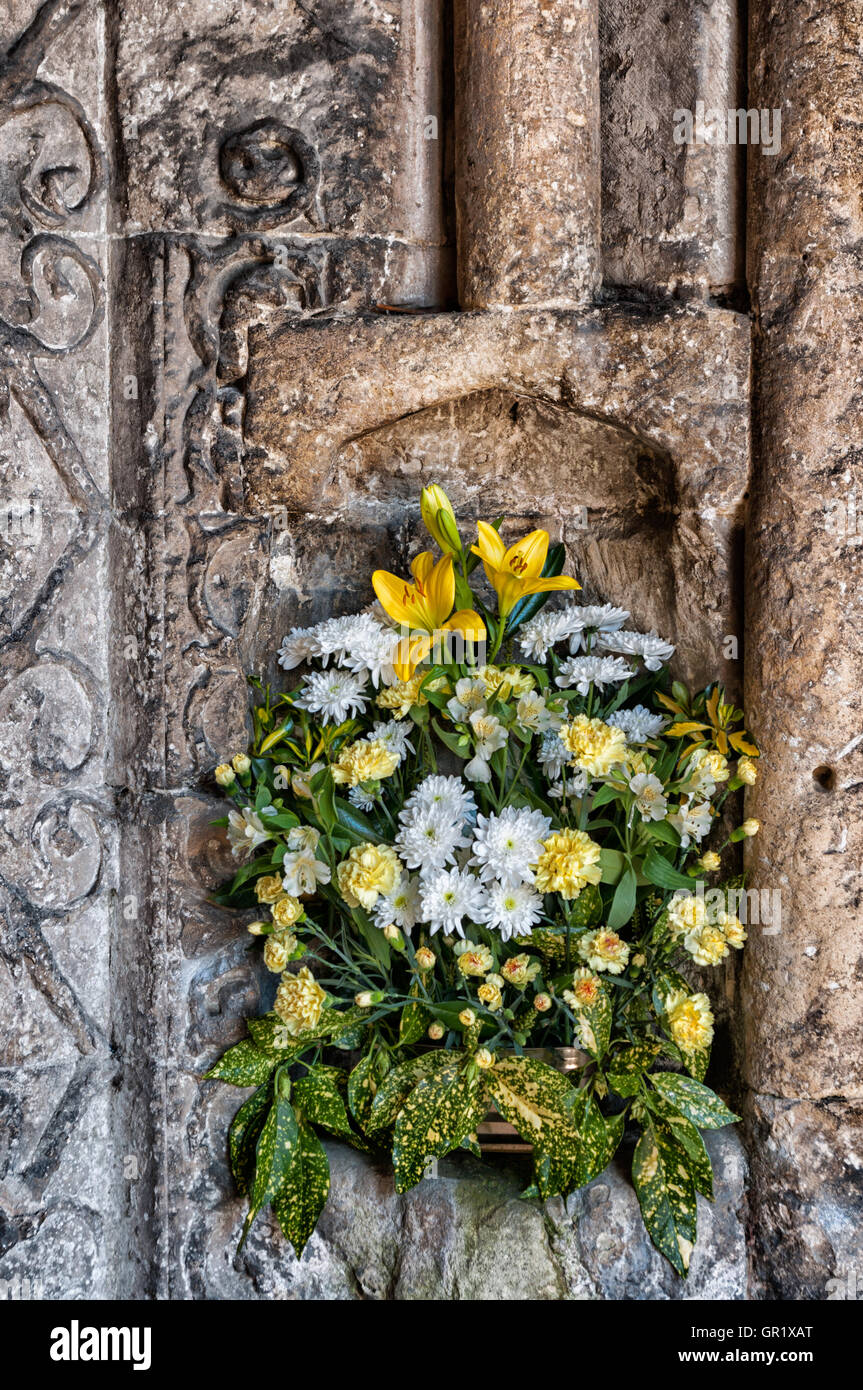 Blumen in Nische, Malmesbury Abbey, verbessert. Stockfoto