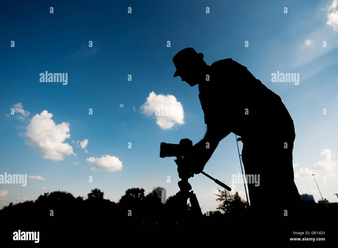 Silhouette eines Mannes mit Kamera auf den Himmelshintergrund Stockfoto