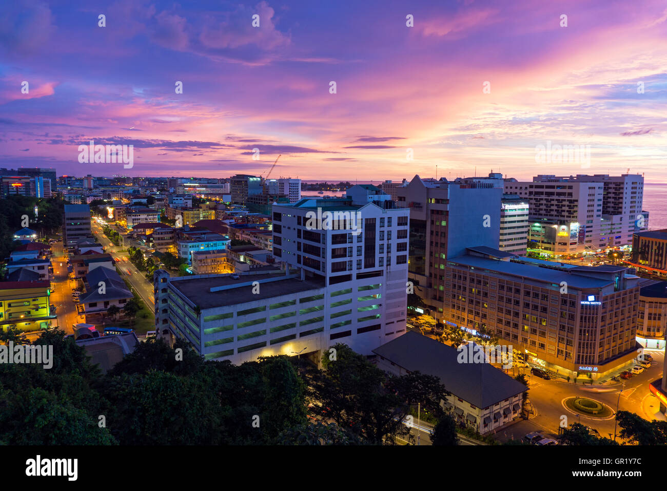 Sonnenuntergang über der Skyline von Kota Kinabalu, Kota Kinabalu ist die Hauptstadt des Bundesstaates Sabah Stockfoto