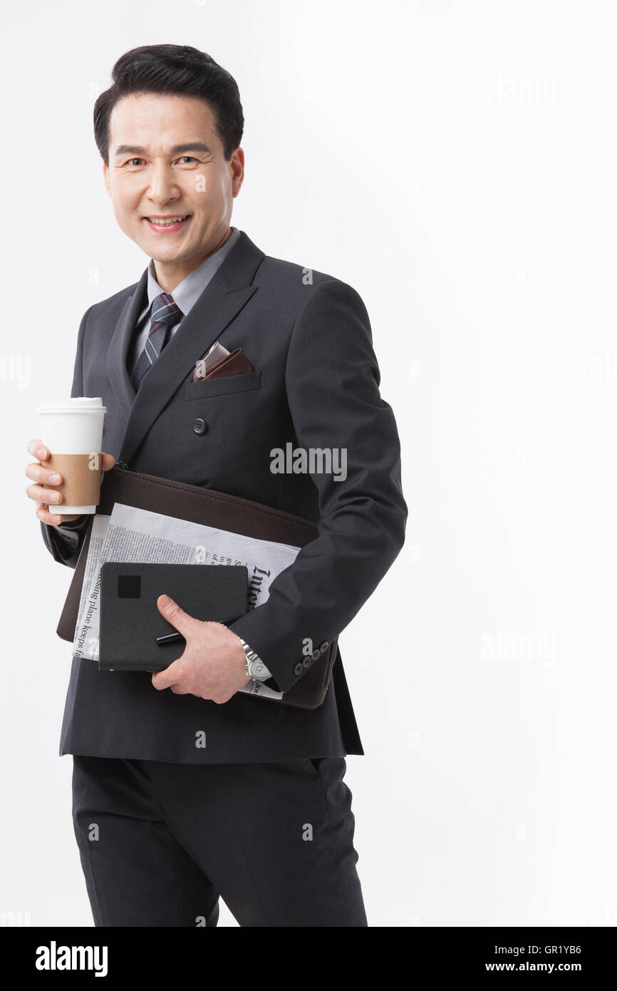 Lächelnd Mitte im Alter Geschäftsmann mit Kaffee zum mitnehmen Stockfoto