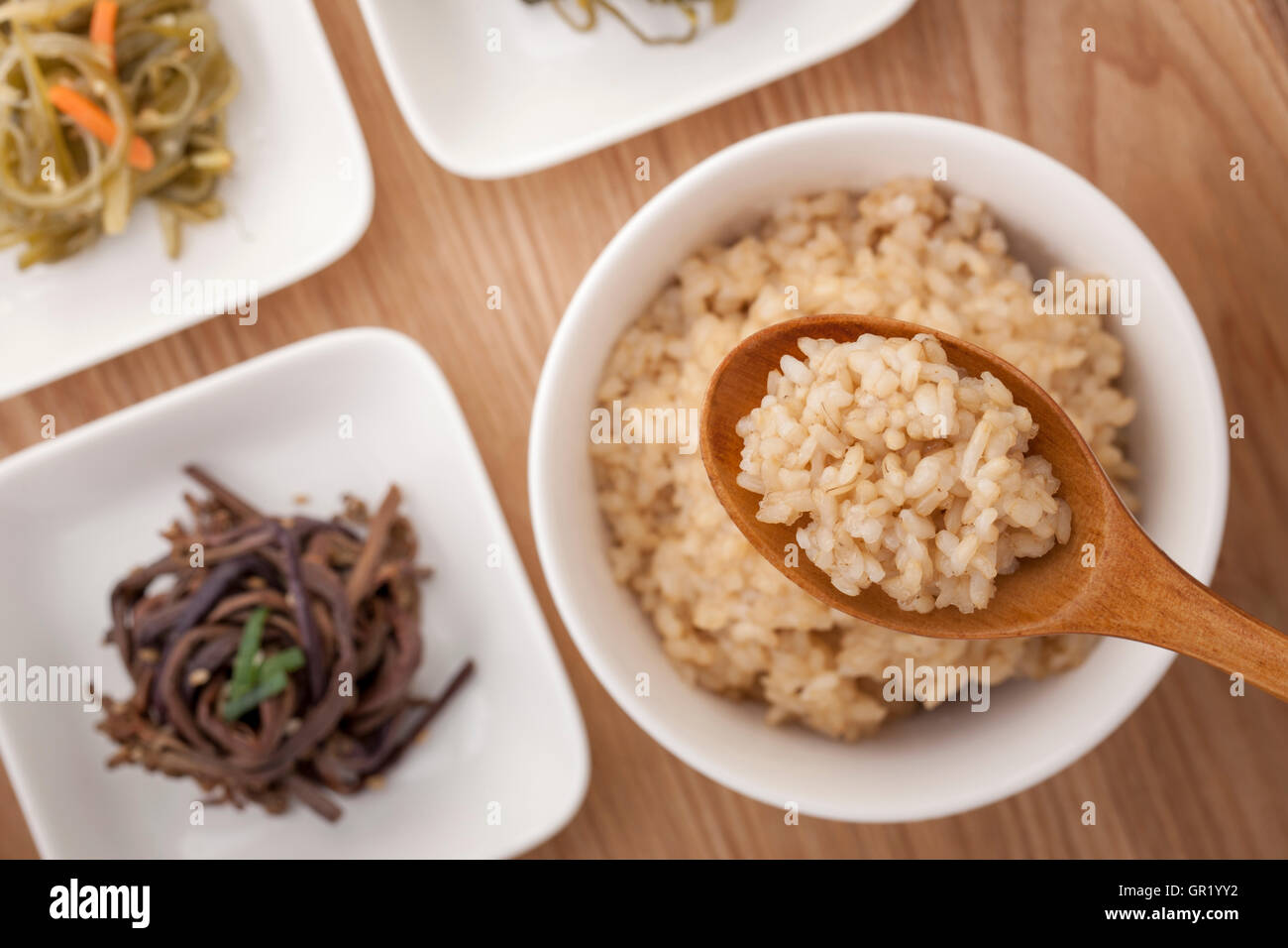 Traditionelle koreanische Gerichte, Reis und Gemüse Beilagen Stockfoto
