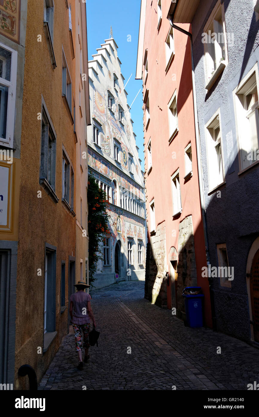 Schmale Straße und alte Rathaus mit einem Treppengiebel und eine