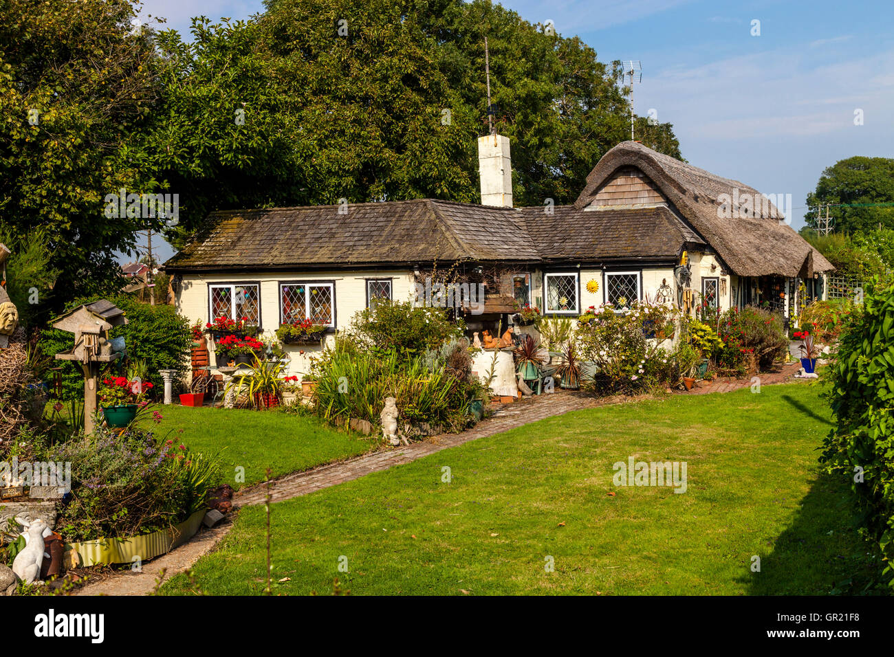 Ein traditionelles Reetdach Ferienhaus, Sussex, UK Stockfoto