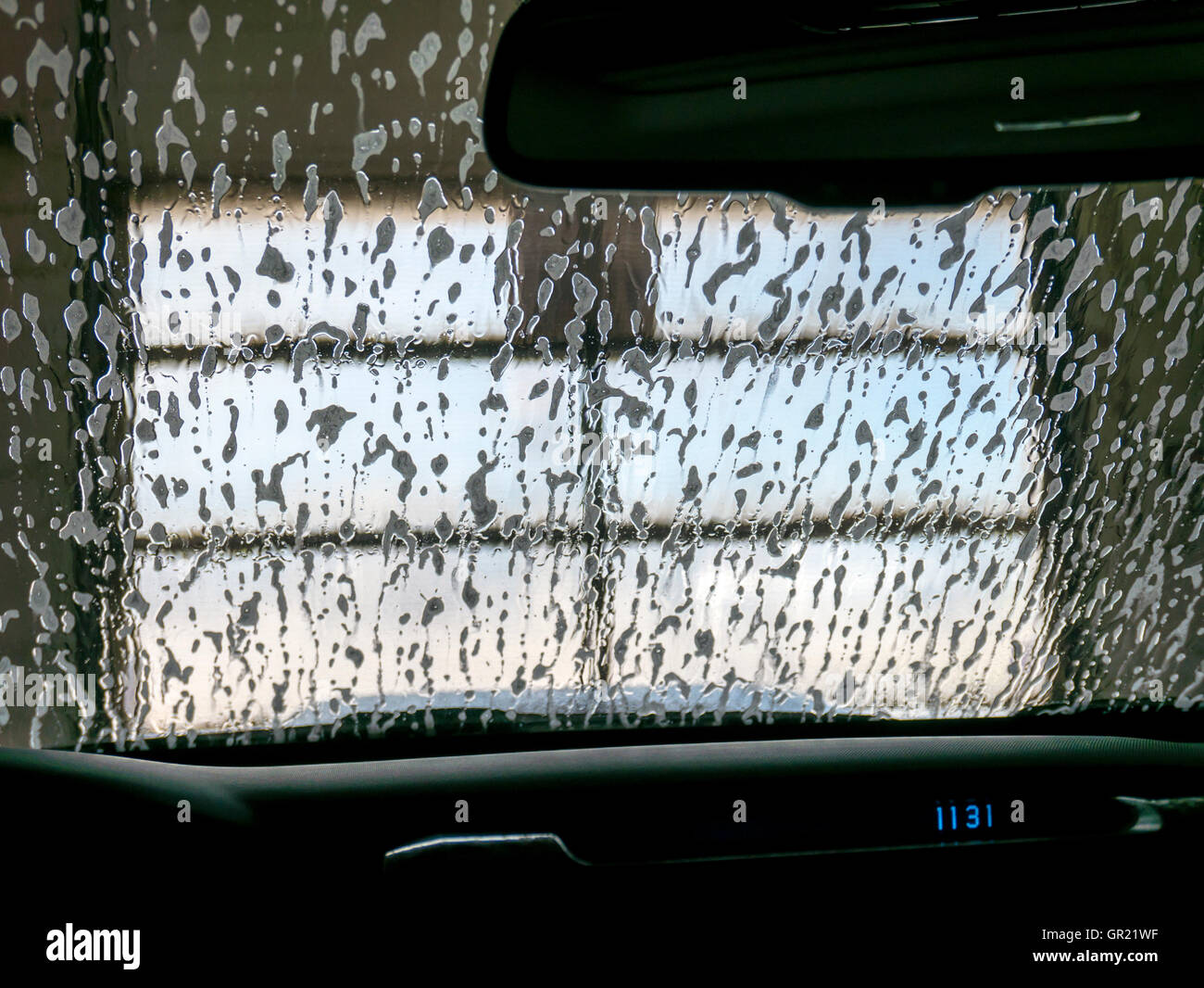 Blick durch die Windschutzscheibe des automatisierten Autowäsche Stockfoto