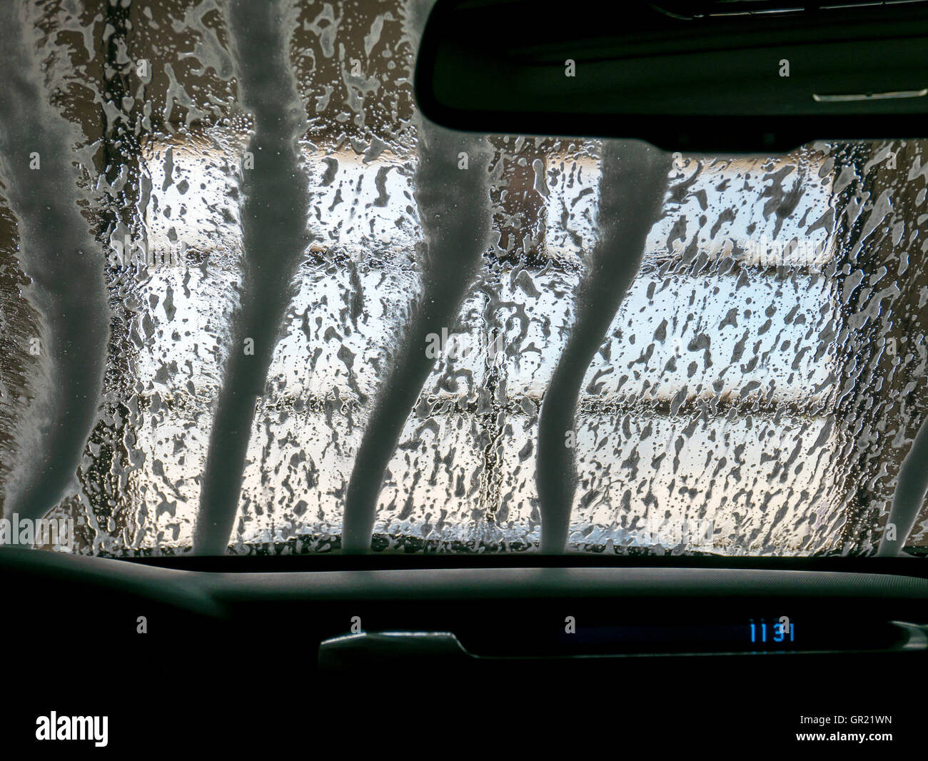 Blick durch die Windschutzscheibe des automatisierten Autowäsche Stockfoto