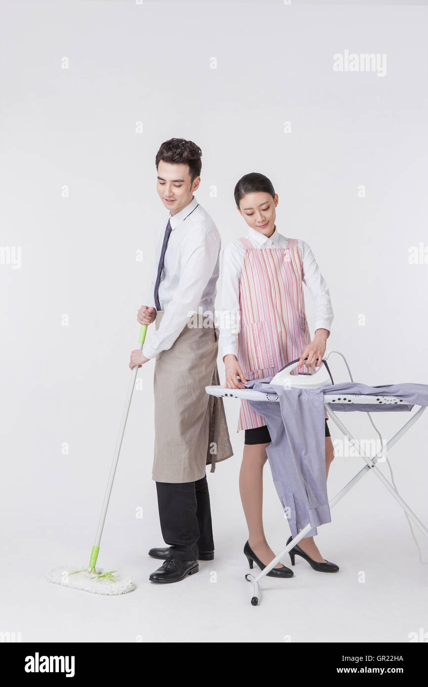 Harmonische junges Paar tun Hausarbeiten Stockfoto