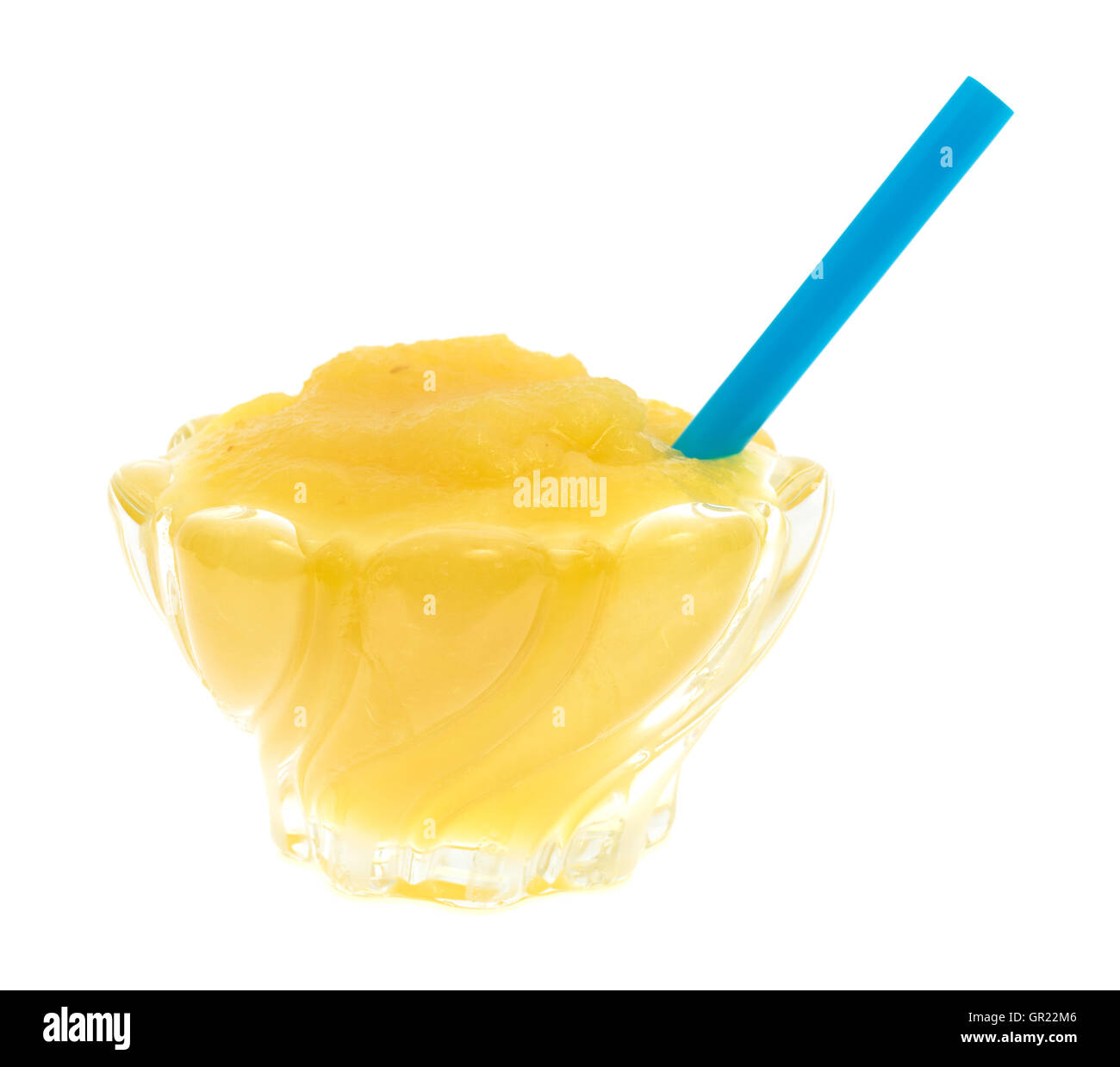 Portion Apfelmus in eine Glasschüssel mit einem großen blauen Milchshake Strohhalm in das Essen auf einem weißen Hintergrund eingefügt. Stockfoto