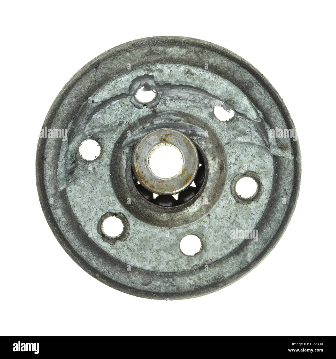 Eine gebrochene Garage Tür Umlenkrolle mit Kugellager, die auf einem weißen Hintergrund ausgeblasen. Stockfoto