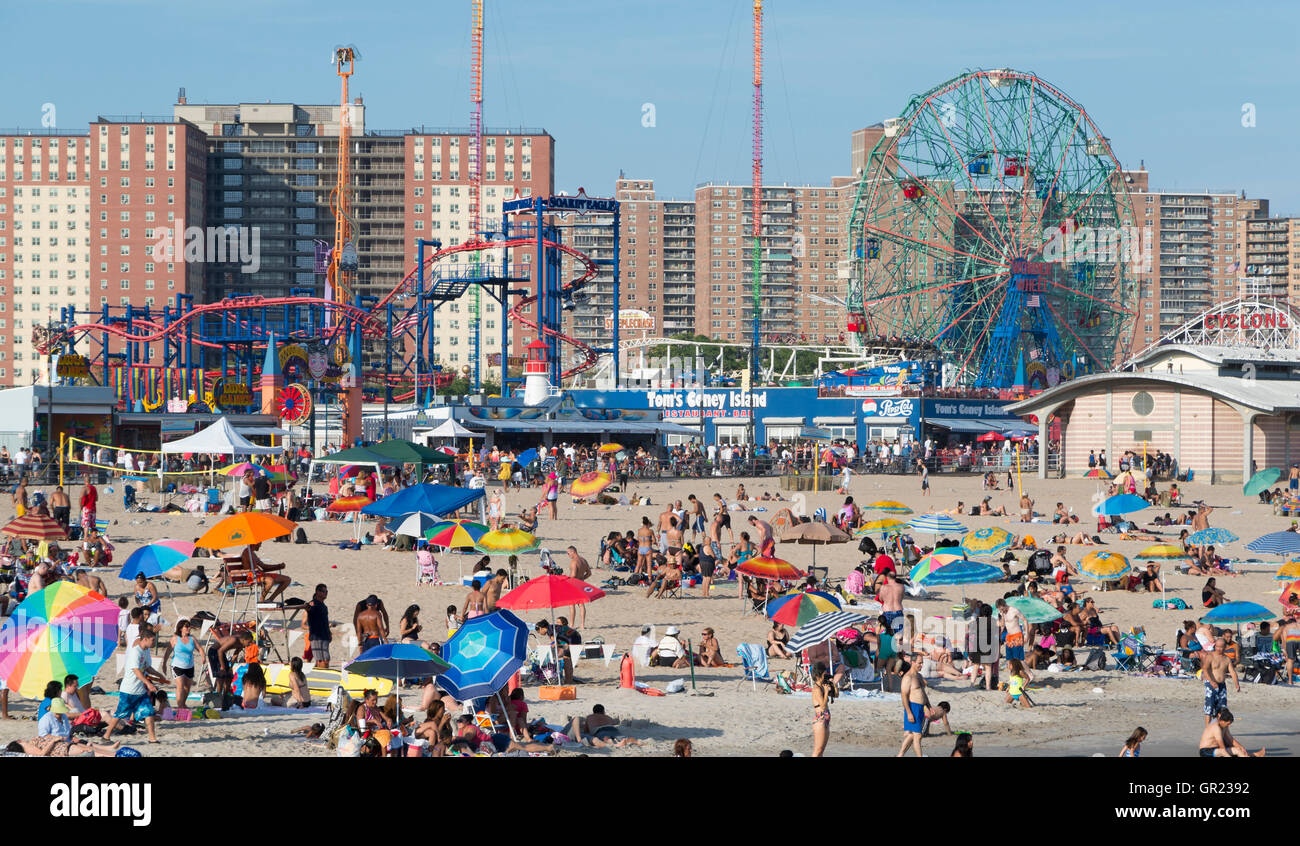 Strand von Coney Island mit der Promenade und dem Luna Park reitet im Hintergrund. New York. Stockfoto