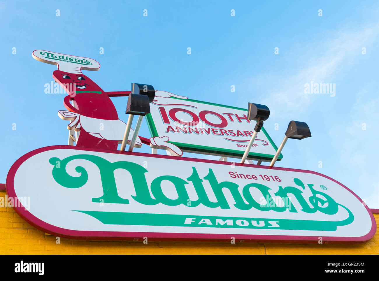 Nahaufnahme von Zeichen und aufbauend auf Nathans berühmten Hot Dog Restaurant auf Coney Island Boardwalk im Sommer. Stockfoto