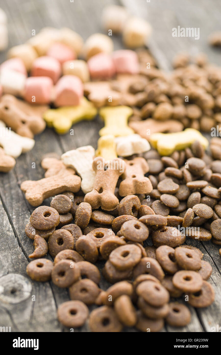 Verschiedene Hundefutter auf alten Holztisch. Stockfoto