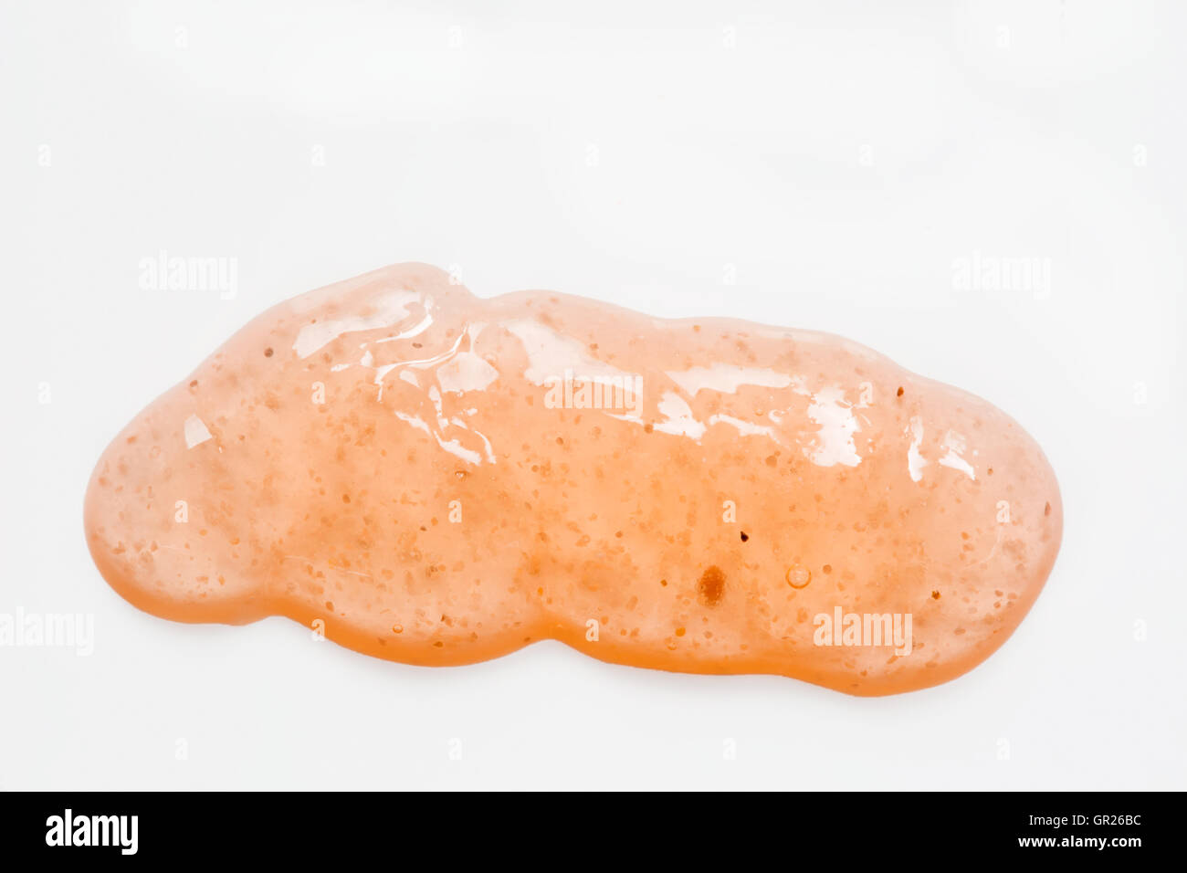 Klecks orange Körperpeeling auf weiß Stockfoto