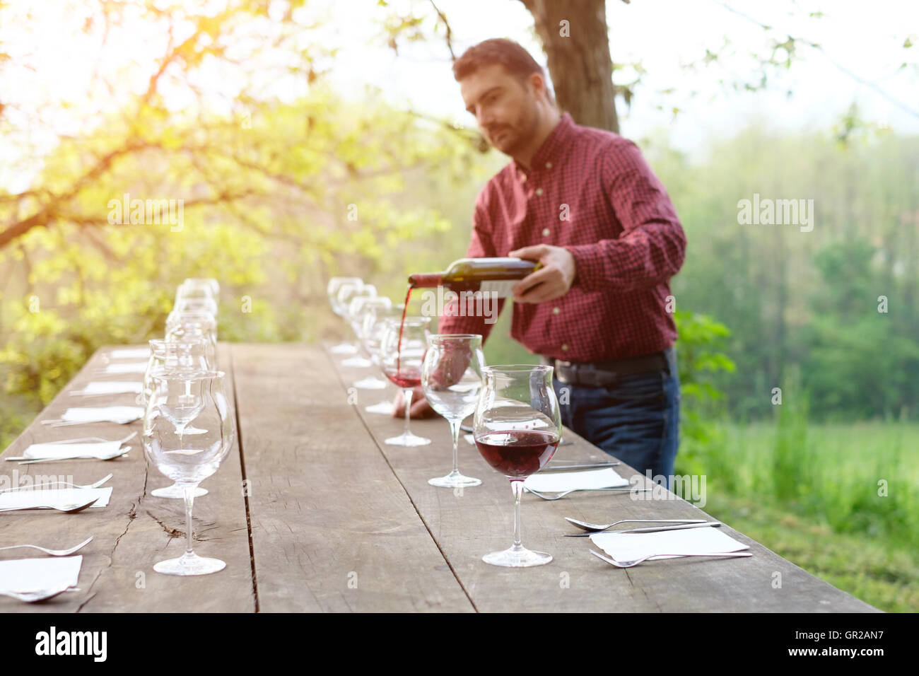 Porträt von Weinproduzenten in Weingläser Rotwein gießen Stockfoto