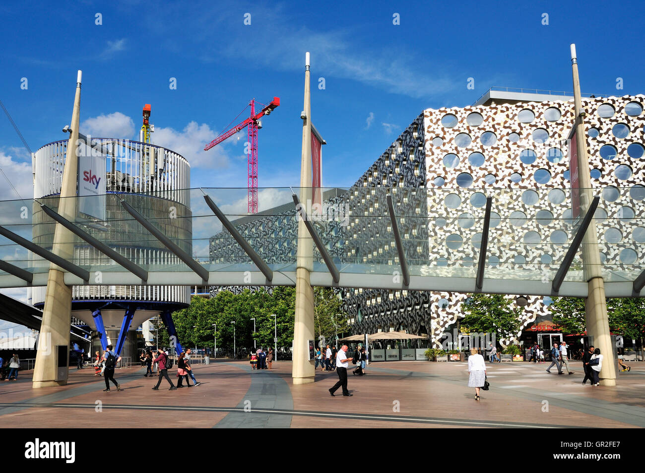 Gehweg außerhalb der O2-Arena, Greenwich, London UK, mit Fußgängern Stockfoto