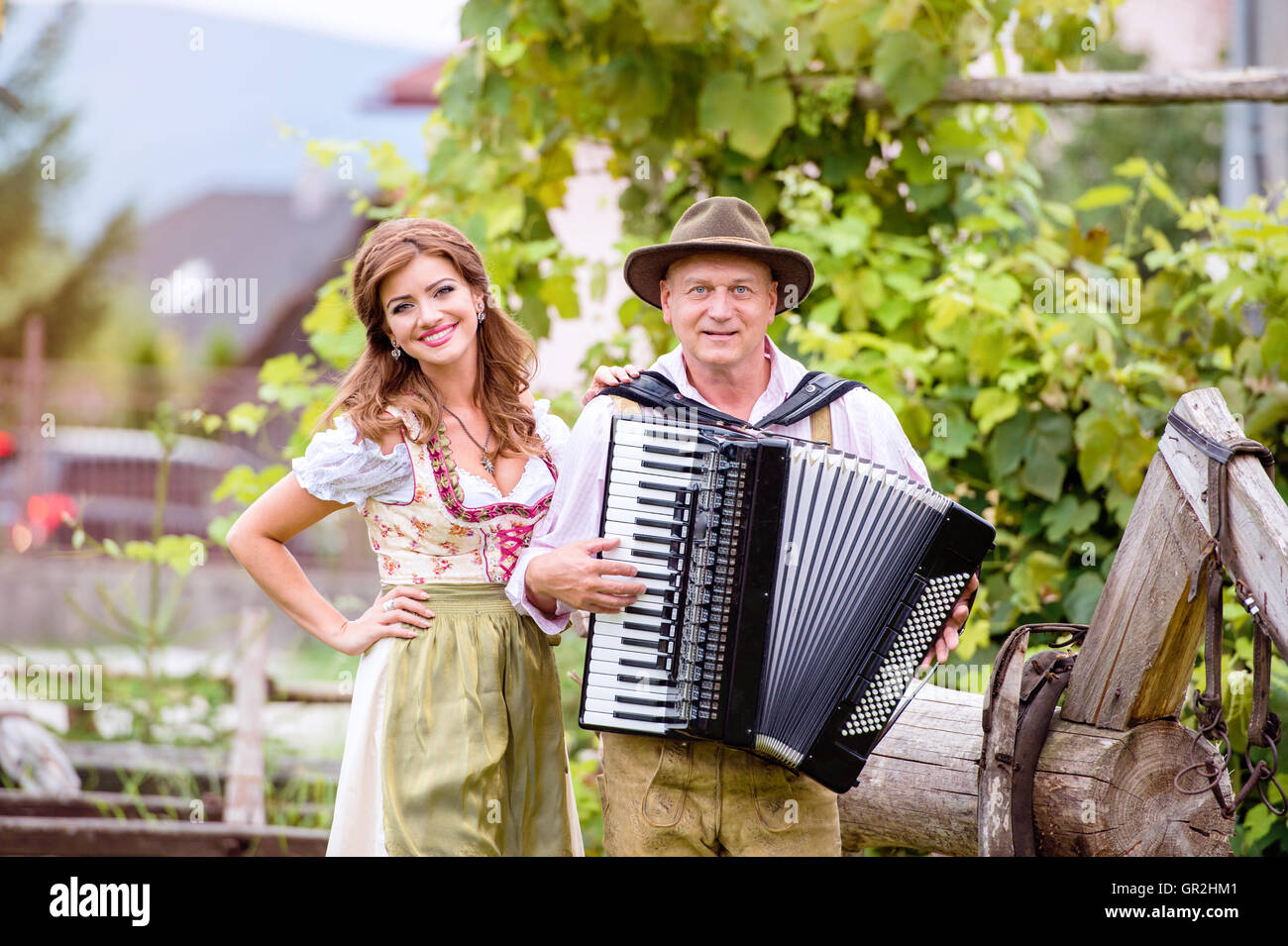 Paar in bayerischer Tracht mit Akkordeon, grüne gar Stockfoto