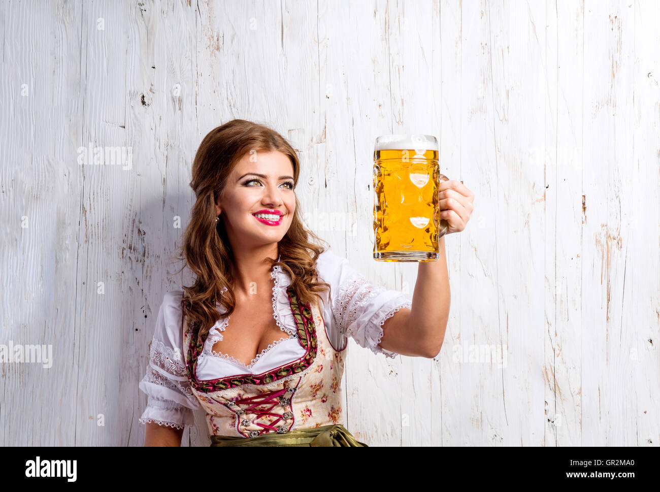 Frau in bayerischer Tracht halten Bier Stockfoto