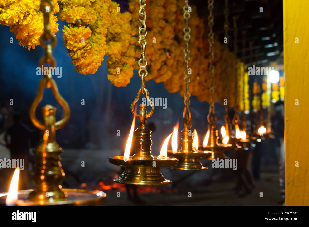 Lampen auf der Seite der Tempel, in der Nähe von Kannur, Kerala, Indien Stockfoto