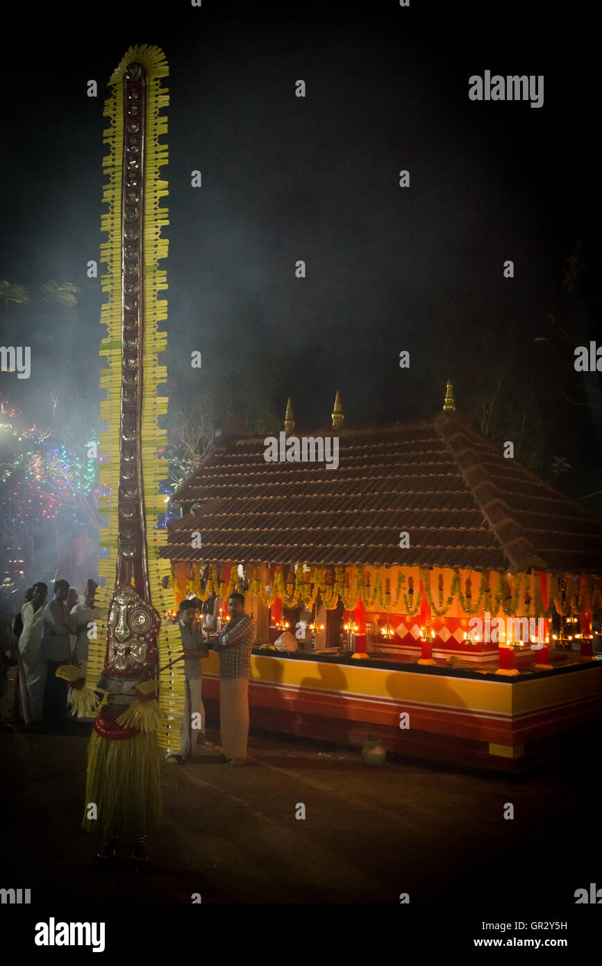 Eine Gottheit an ein Theyyam Ritual in einem nördlichen Keralas Dorf in der Nähe von Kannur Stockfoto