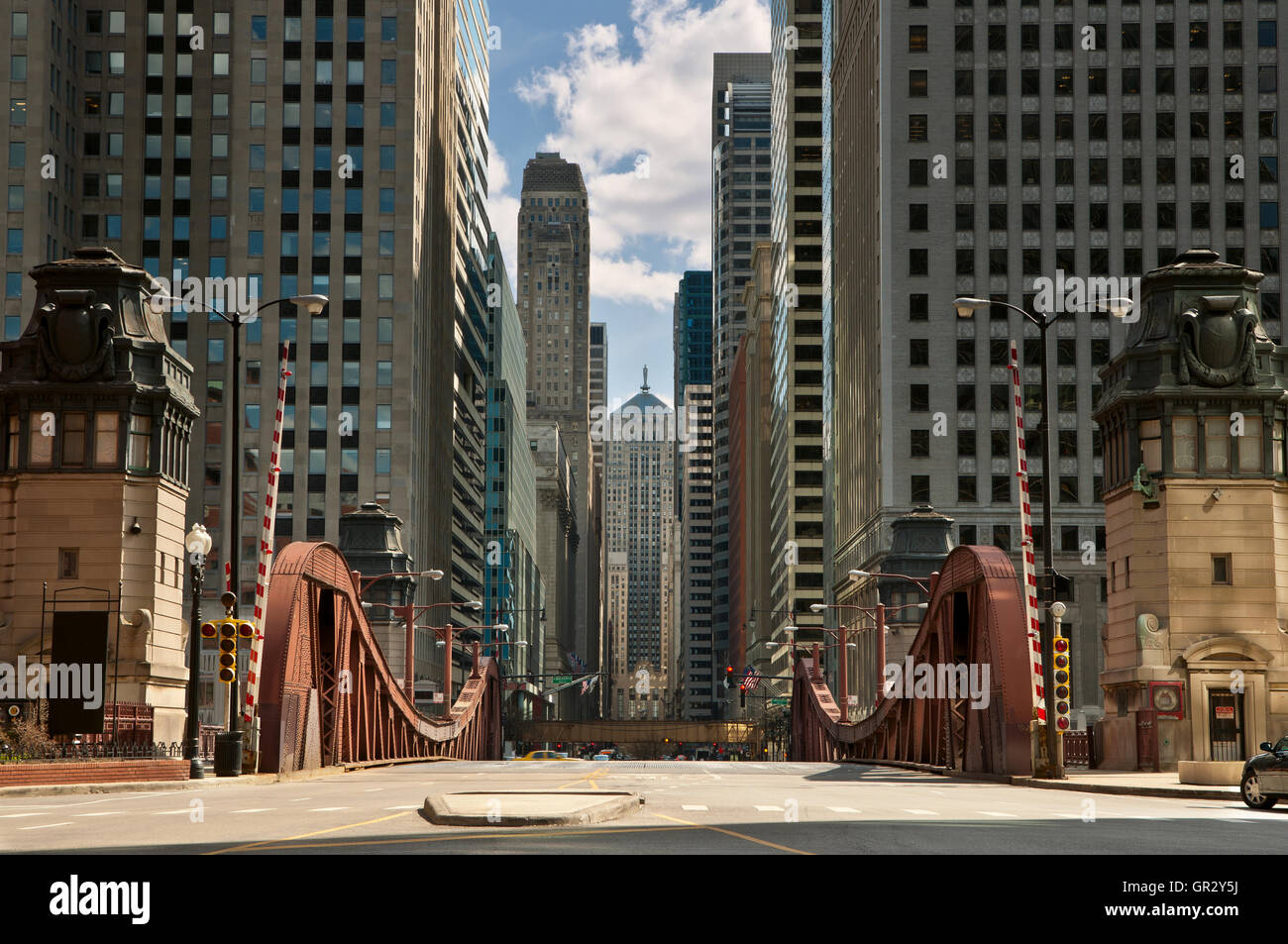 Straße von Chicago. Bild von LaSalle Street in Chicago downtown im Sunrise. Stockfoto