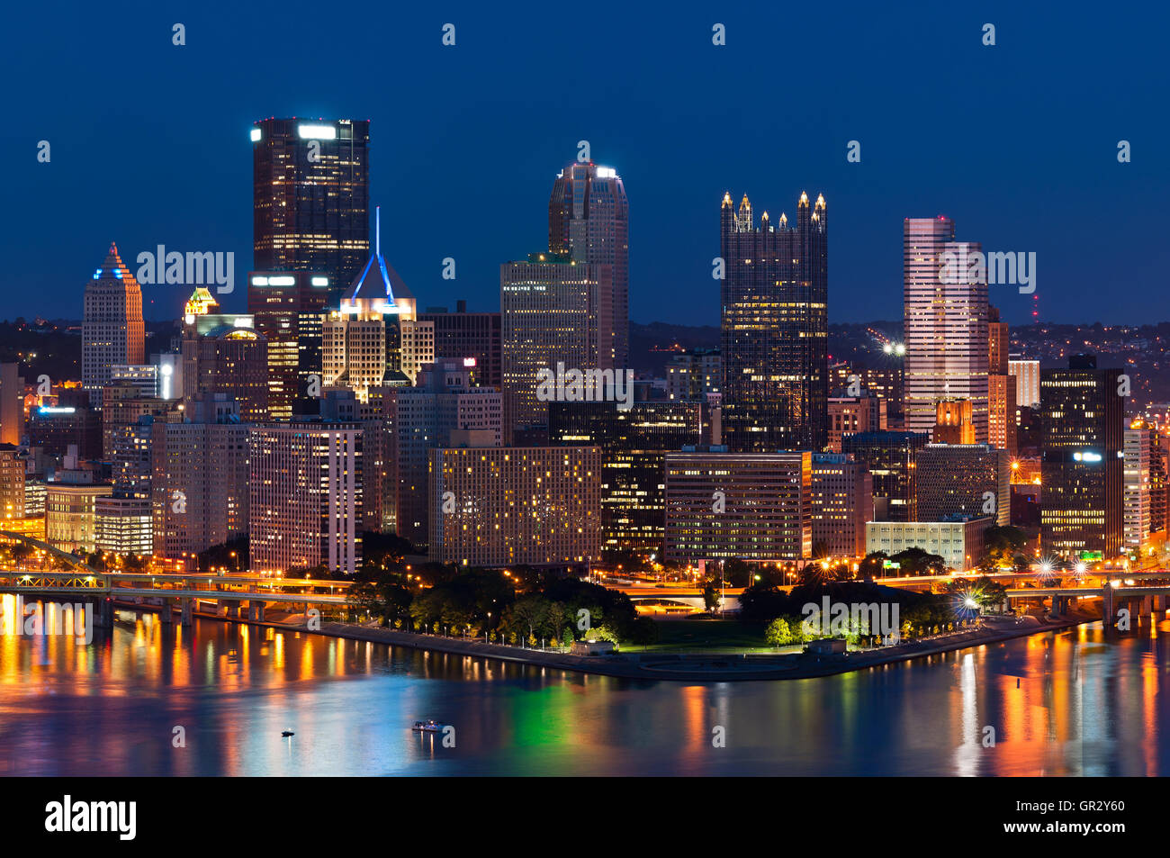 Skyline von Pittsburgh. Bild der Innenstadt von Pittsburgh Skyline bei Nacht. Stockfoto