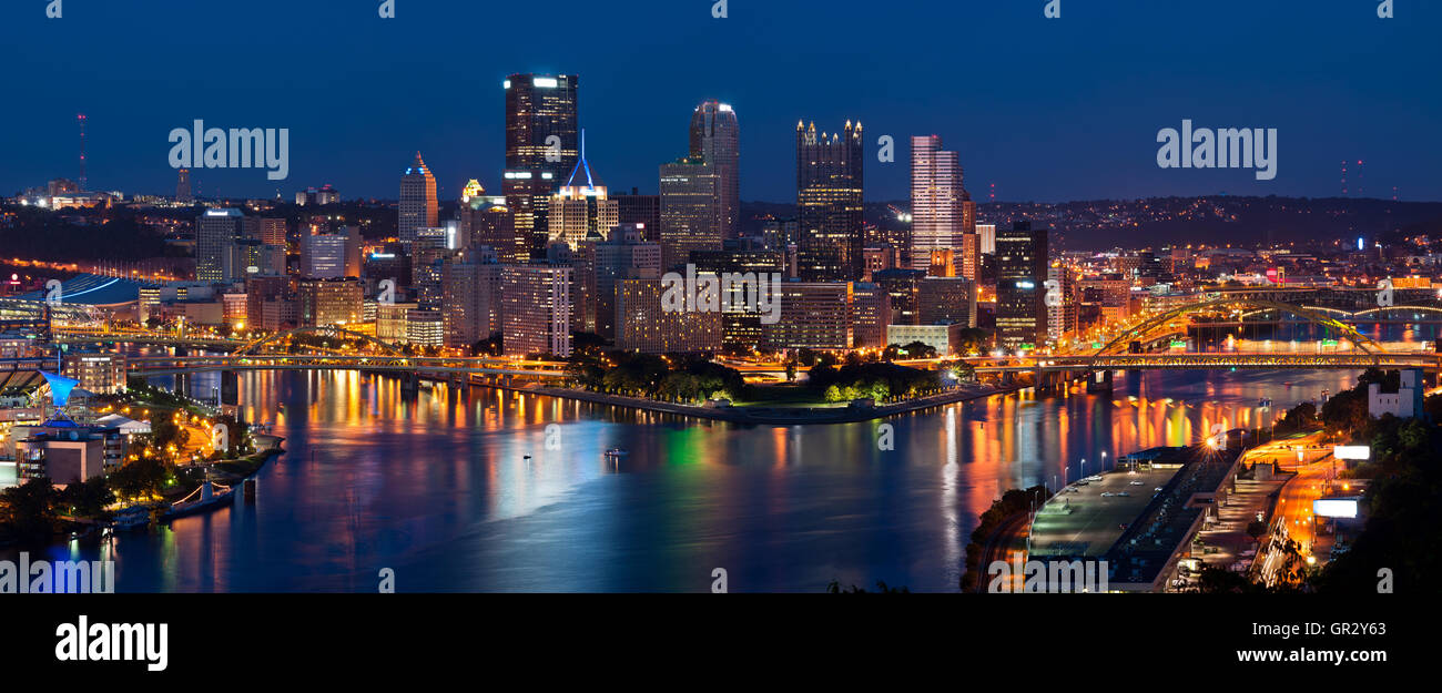Pittsburgh skyline Panorama.. Panoramabild von Pittsburgh Skyline bei Nacht. Stockfoto