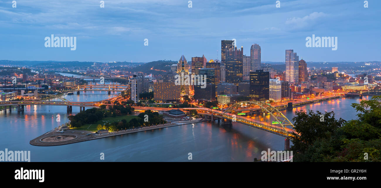 Pittsburgh Skyline Panorama. Panorama-Bild der Pittsburgh Skyline bei Nacht. Stockfoto