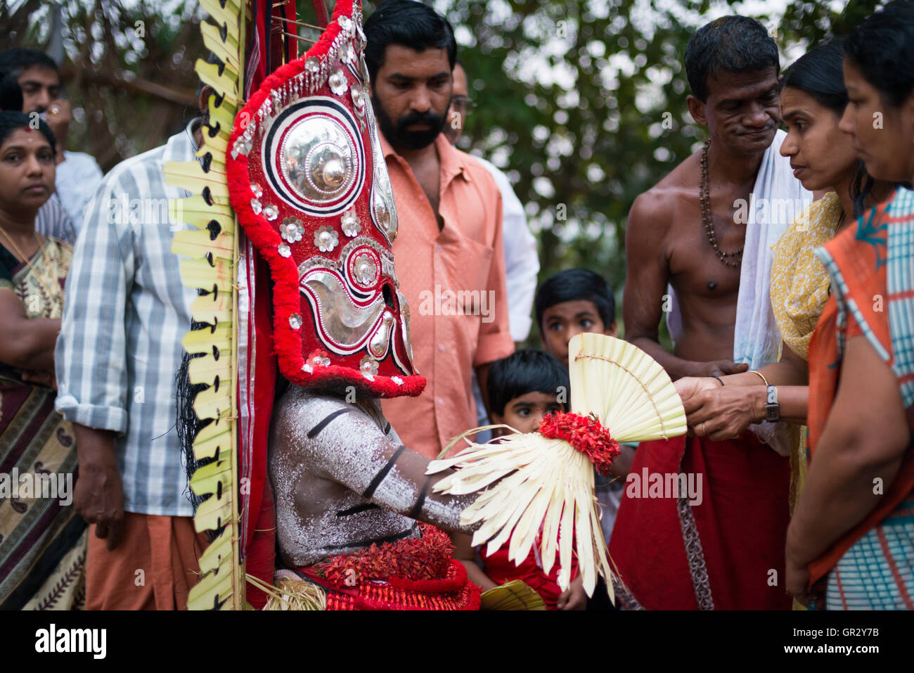 Gesegnet von der Gottheit ein Theyyam Ritual in der Nähe von Kannur, Kerala, Indien Stockfoto