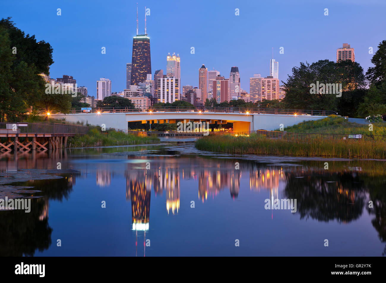 Lincoln Park, Chicago. Bild der Skyline von Chicago downtown in der Abenddämmerung. Lincoln Park im Vordergrund. Stockfoto