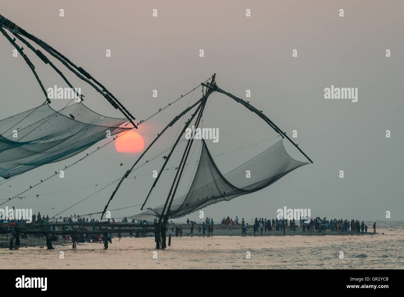 Blick auf die chinesischen Fischernetze aus dem Vembanad See zwischen Kochi und Ernakulum, Kerala, Indien Stockfoto
