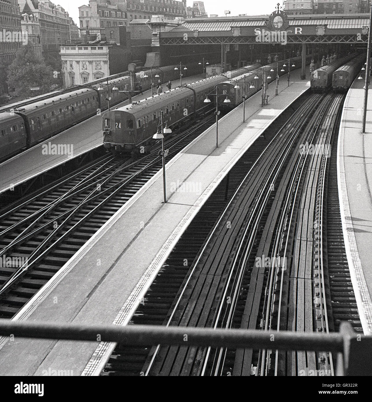 1950, historische, diesel S-Bahnen von der Bahnhof Waterloo, London, England abreisen, Hauptsitz in südlichen Eisenbahn (SR), die 1948 im Rahmen der Verstaatlichung wurde, der südlichen Region von British Railways. Stockfoto