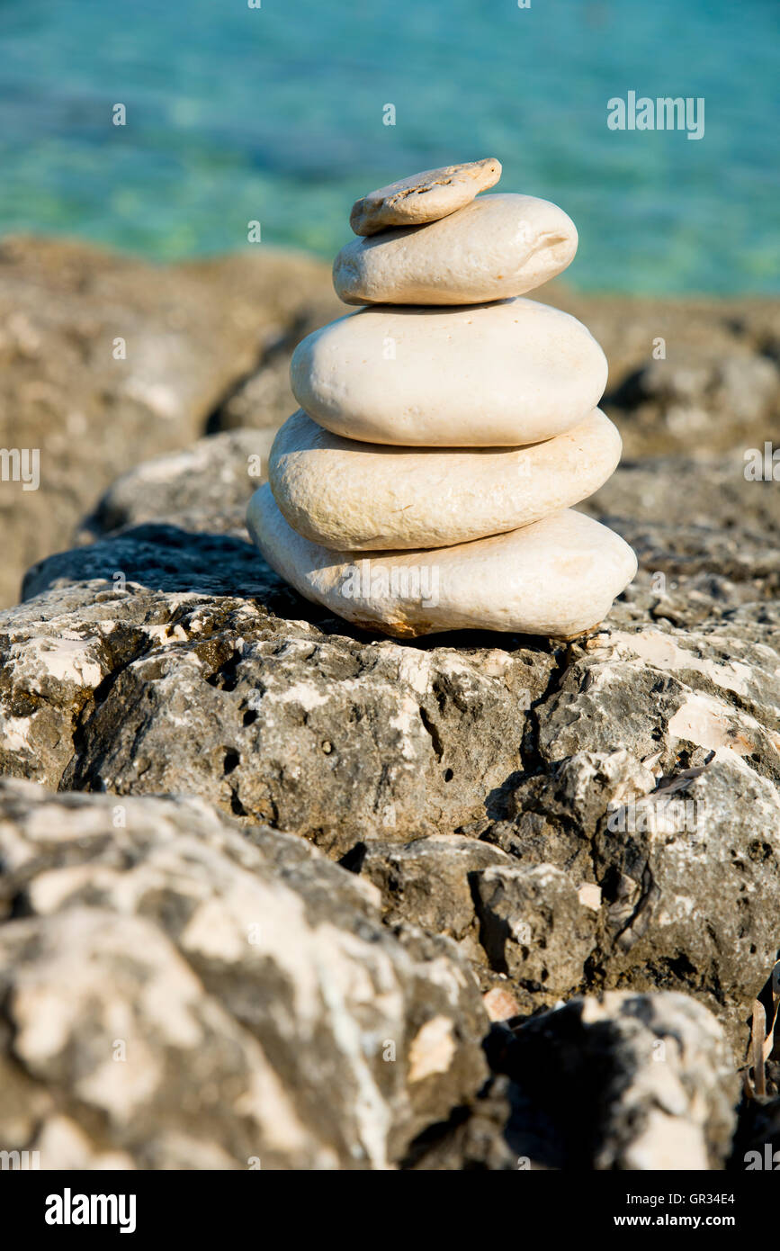 glatten Zen Steinen am kroatischen Strand Stockfoto