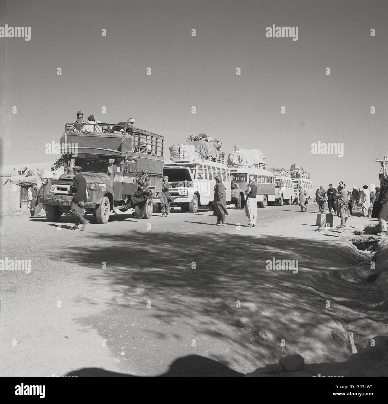 Historisches Bild von einer Reihe von afghanischen Lastwagen, die Güter und Personen Transporter, Afghanistan sind der 1950er Jahre. Stockfoto