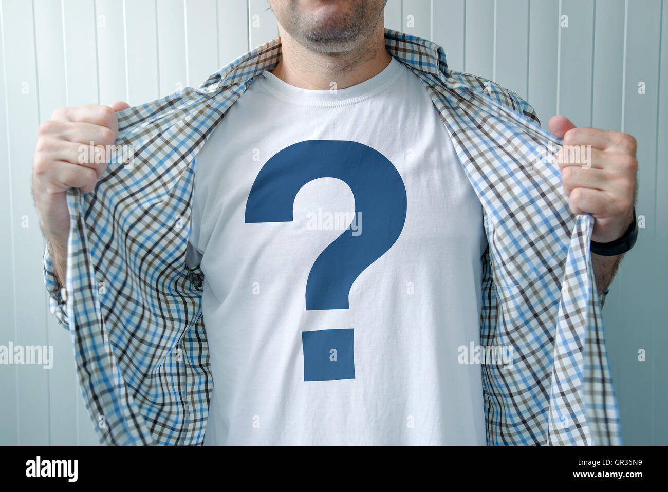 Mann trägt weißes T-shirt mit Fragezeichen-Symbol drucken Stockfoto