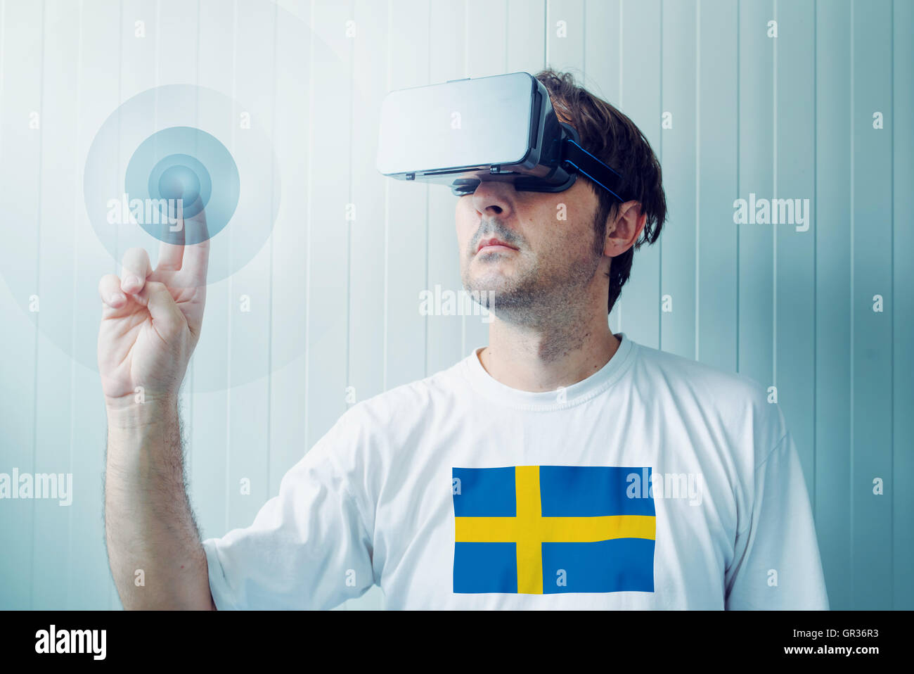 Schwedische Mann virtual Reality-Umgebung zu erkunden und genießen Sie Multimedia-Inhalte in 3d. Stockfoto